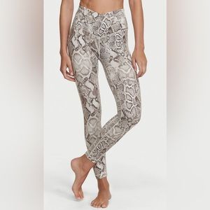 VICTORIA'S SECRET
Love Cloud Crossover Legging